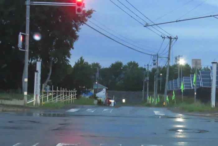 webnews今朝の北見/交差点から奥が無加川の右岸堤防