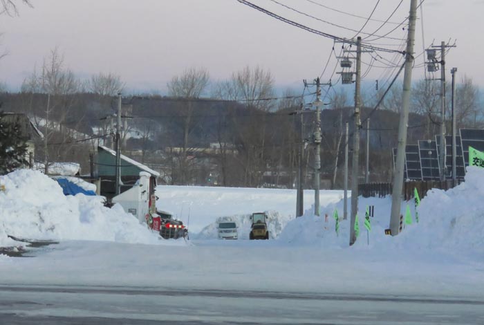 webnews今朝の北見/交差点から奥が無加川の右岸堤防