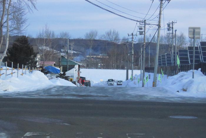webnews今朝の北見/交差点から奥が無加川の右岸堤防
