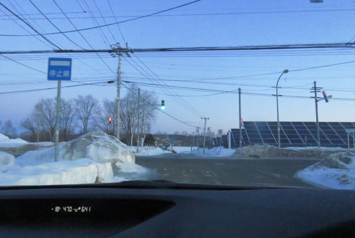 webnews今朝の北見/交差点から奥が無加川の右岸堤防