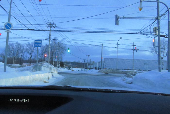 webnews今朝の北見/交差点から奥が無加川の右岸堤防