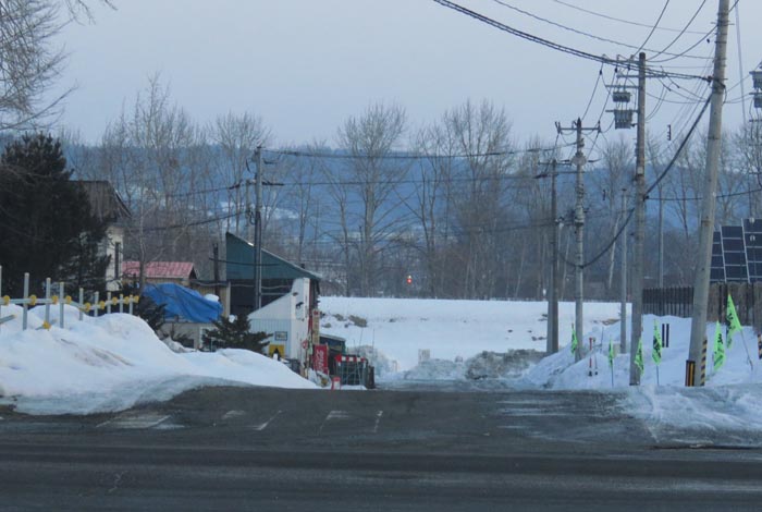 webnews今朝の北見/交差点から奥が無加川の右岸堤防