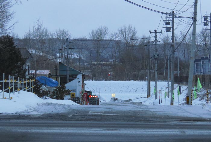 webnews今朝の北見/交差点から奥が無加川の右岸堤防