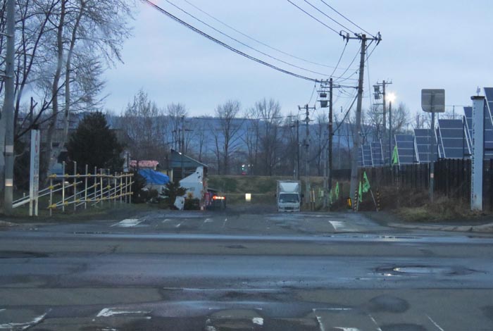 webnews今朝の北見/交差点から奥が無加川の右岸堤防