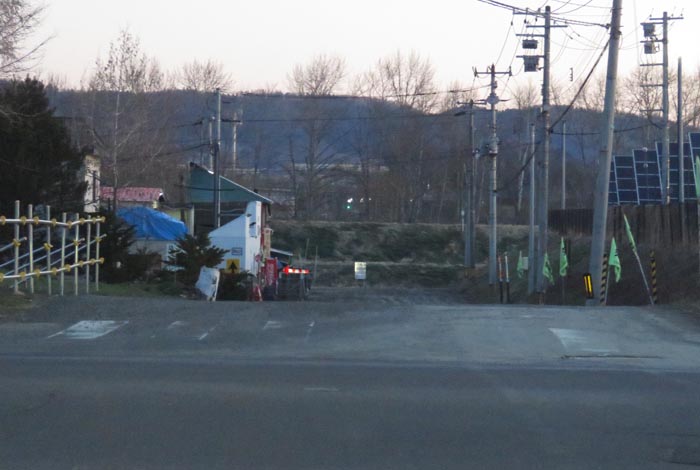 webnews今朝の北見/交差点から奥が無加川の右岸堤防